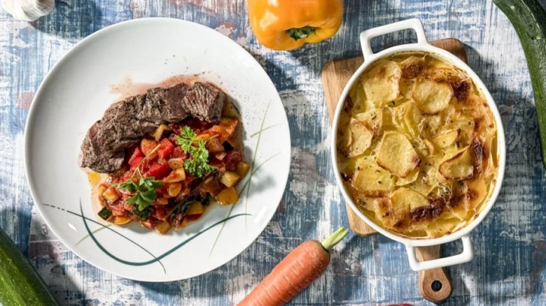 Gratinované brambory s masem a zeleninou na talíři