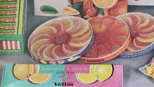 Kruhové plechovky s ovocnými želémi v tvoru květin.