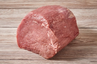 Surový kus masa vhodný pro přípravu falešné svíčkové v troubě.
