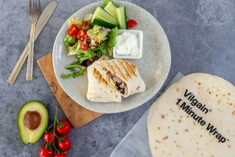 Zdravé jídlo: grilovaný wrap s salátem avokádou na talíři