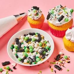 Miska s barevnými cukrovími pro zdobení dortů a muffinů.