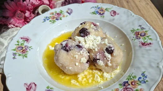 Cheese dumplings with fruit and crumble topping