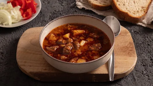 Miska polévka s hovězím masem, bramborami a zeleninou.