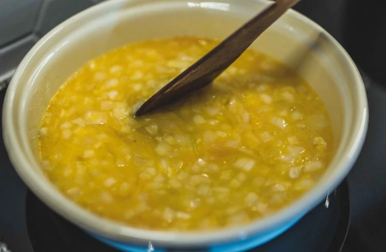 Krkonošské kyselo se míchá v hrnci během vaření.