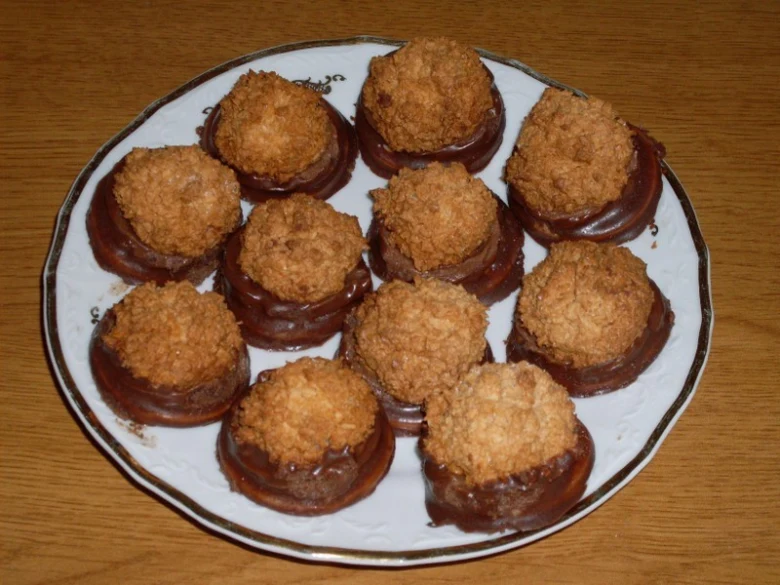 Desert z bílků: kokosové makarony s čokoládovou polevou.