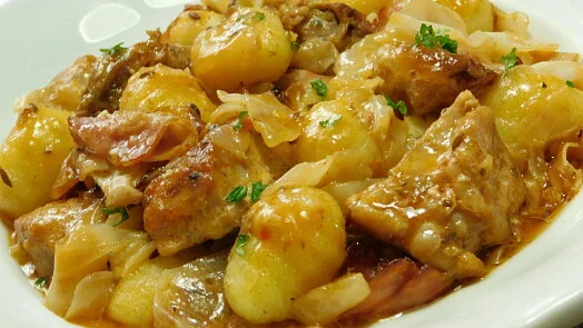 Jednoduché jídlo z jedné pánve s masem, bramborami a omáčkou.