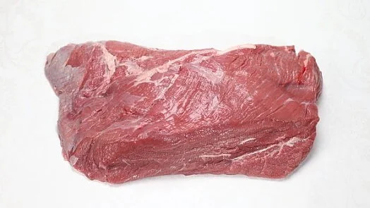 Surové hovězí maso pro recept na svíčkovou.