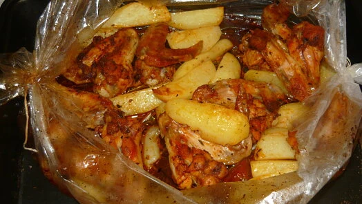 Zbytky pečeného kuřete s bramborami v plastovém pytlíku