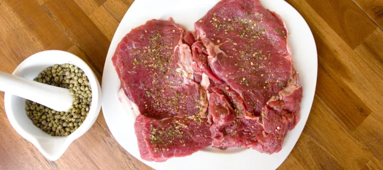 Surové maso s pepřem pro recept na omáčku.