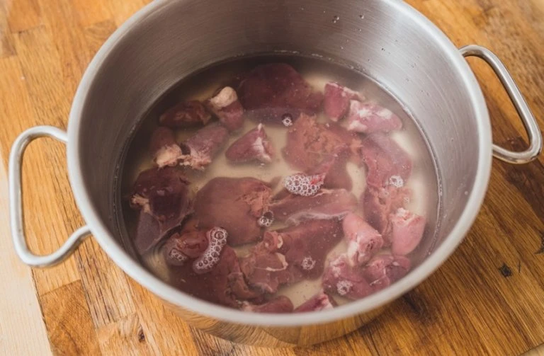 Kaldoun husí v hrnci s vodou před vařením