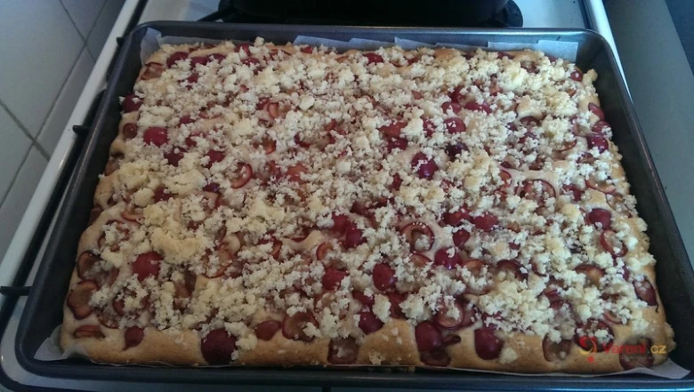 Cherry cake with crumble topping