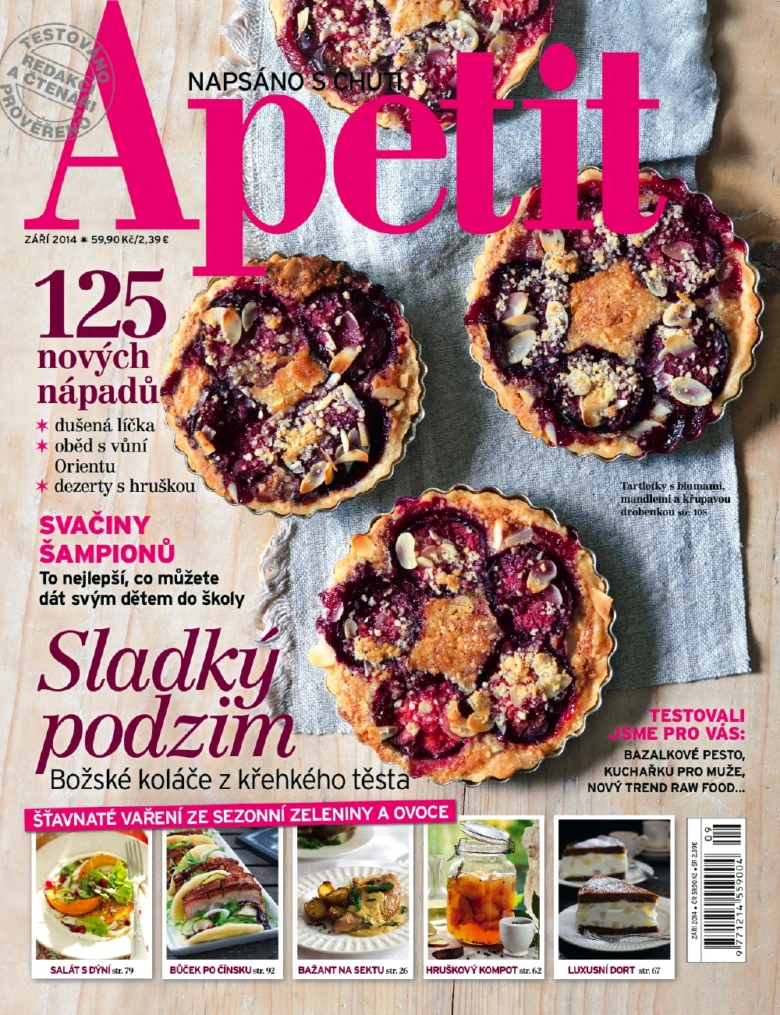 Tři ovocné koláčky s mandlemi na šedé ubrus.