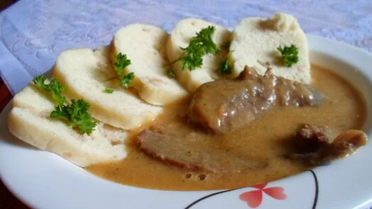 Příprava falešné svíčkové s knedlíky v troubě
