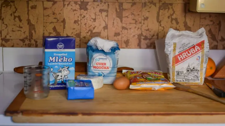 Suroviny na ovocné knedlíky: mouka, cukr, mléko, máslo.