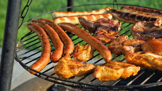 Grilované vepřové maso s marinádou na grilu venku.