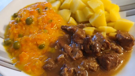 Braised carrots with meat and potatoes