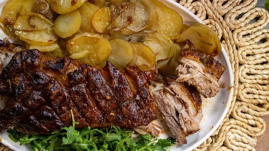 Pekelt s vepřovým masem a cibulí na talíři