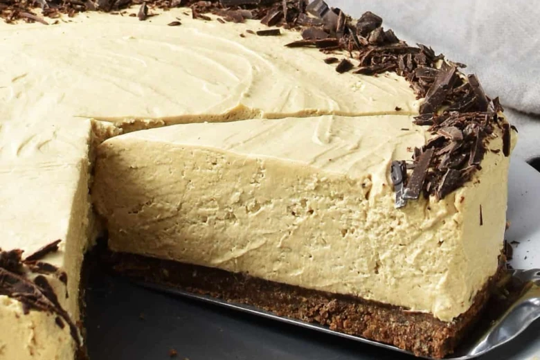 Kousek bezpečeného cheesecaku s čokoládovými strouhankami.