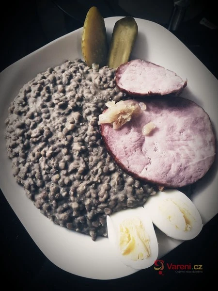 Sour lentils with ham and egg