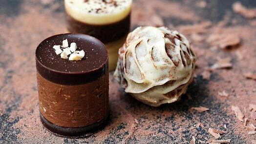 Čokoládové pralinéky s bílým čokoláda a mousse v poháru.