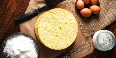 Žlutý korpus s vejci a moukou pro recept na piškotové těsto.