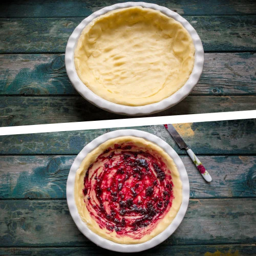 Dva kroky přípravy tvarohového cheesecake s ovocem v bílém pekáči.