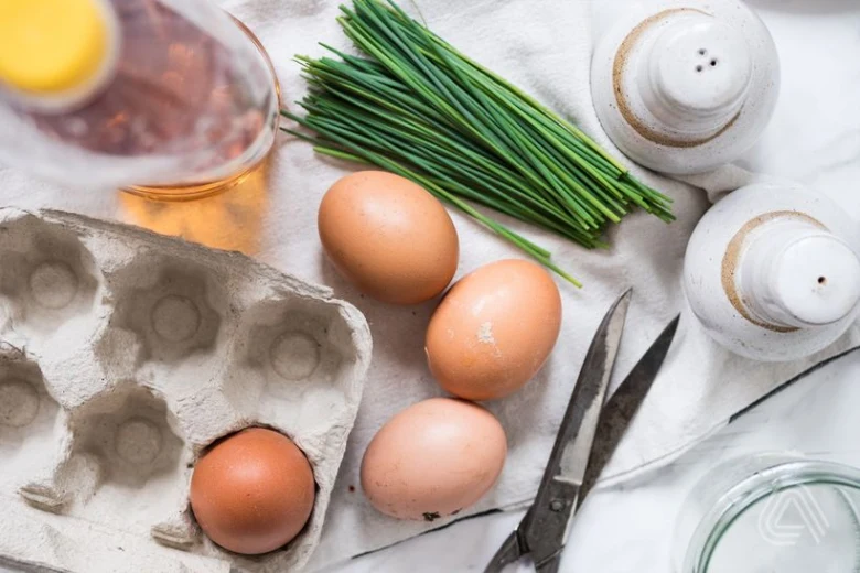 Suroviny pro recept s vejci: vejce, cibulka, olej a koření.