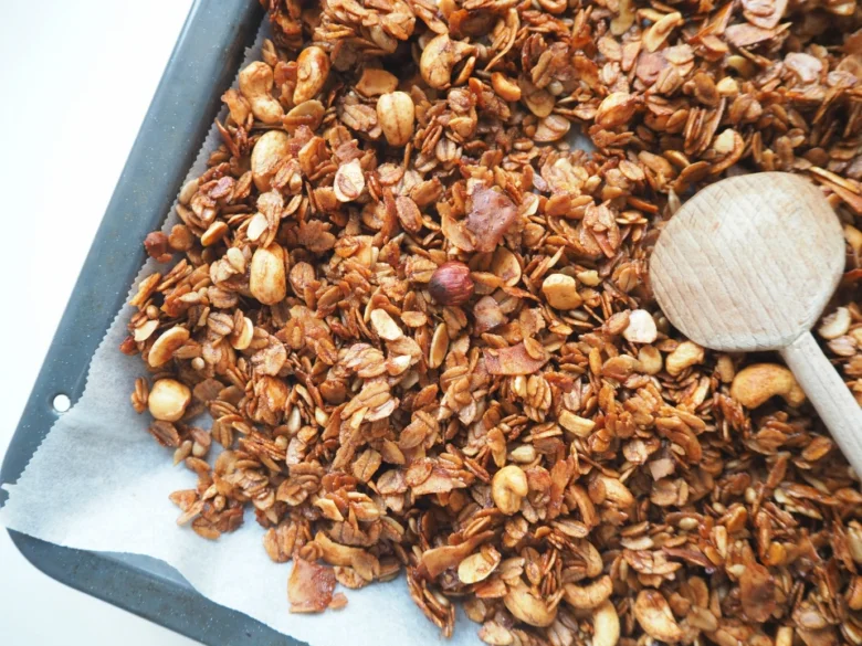 Domácí granola s ovesnými vločkami a ořechy na plechu.