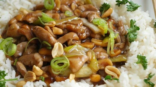 Kung pao vepřové s rýží, arašidy a cibulkou