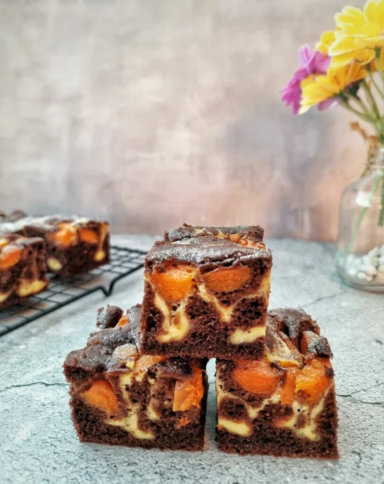 Čokoládové brownies s meruňkami a krémovou vrstvou.