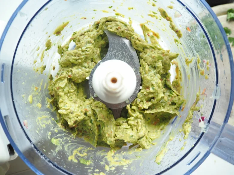 Zelená guacamole v mixéru po zpracování.