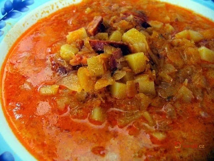 Hotová zelňačka s klobásou, bramborami a červeným vývarem.