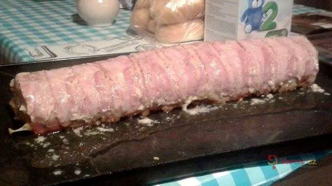 Suroláda z mletého masa plněná vejcem na pekáči.