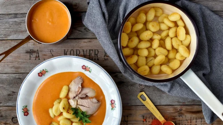Položka kuřecího masa na paprice s knedlíky a bramborovou polévkou.
