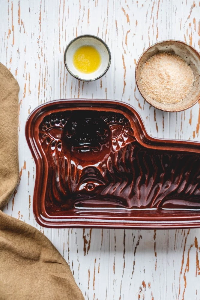 Keramická forma na pečení beránka s ingrediencemi.
