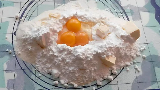 Mouka s vejci a máslem v míse na bábovku.