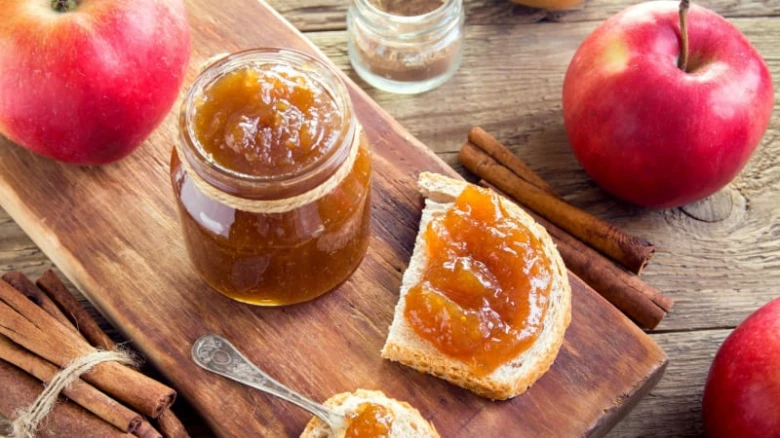 Domácí jablková marmeláda na chlebu s hruškami a skořicí.