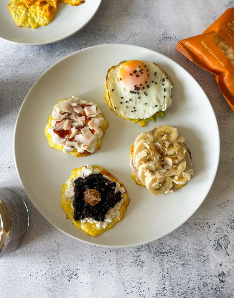 Cottage cheese pancakes with toppings