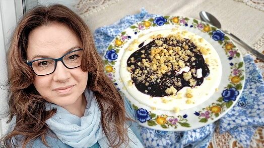 Žena s miskou rýžové kaše se šlehačkou a ořechy.