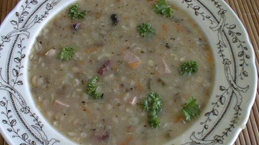 Handful soup with garnish