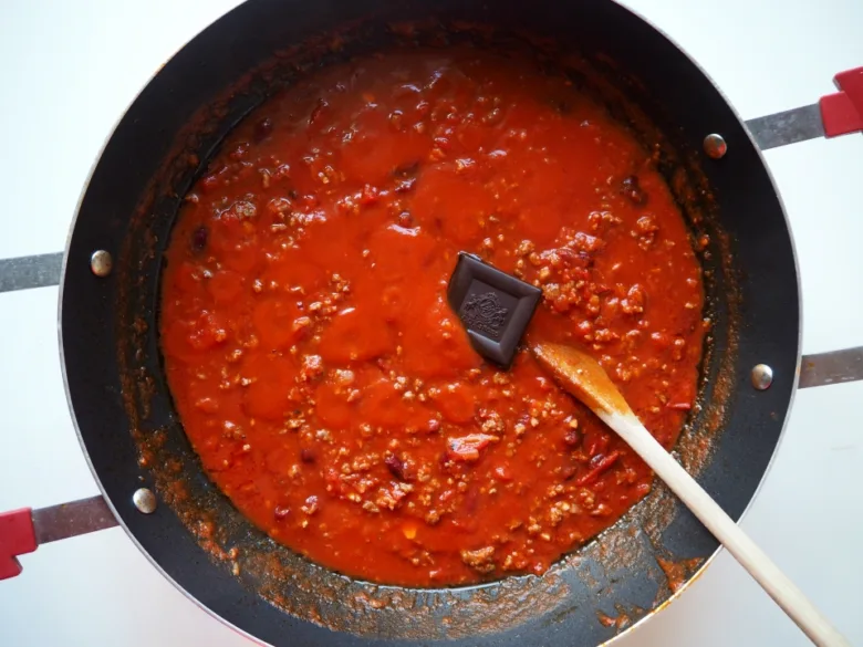Připravené chilli con carne v pánvi s masem a omáčkou.