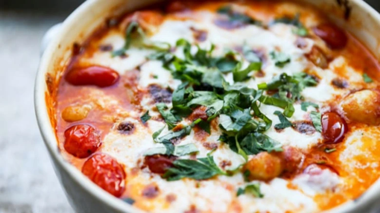 Jednoduchý recept na pečenou těstovinu z jedné pánve s bazalkou.