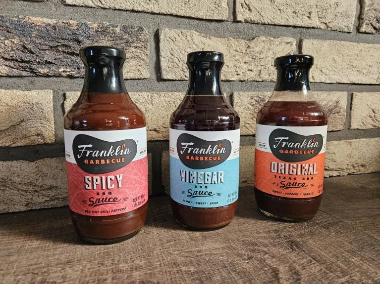 Tři lahve omáčky na grilování značky Franklin Barbecue