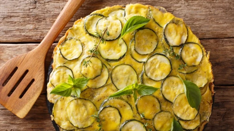 Pečený koláč s cuketou a čerstvým bazalkovým listem