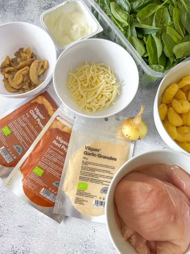 Suroviny pro recept na noky s kuřecím masem a zeleninou.