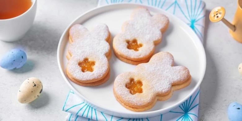 Piškotové korpusy ve tvaru králíka s džemem na easter.
