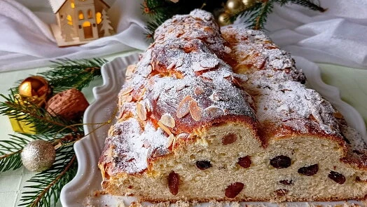 Vánočka s rozinkami, mandlemi a strouhankou posypaná moučkovým cukrem.