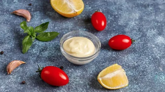 Majonéza s čerstvými ingrediencemi jako rajčata, citrony a bazalka.