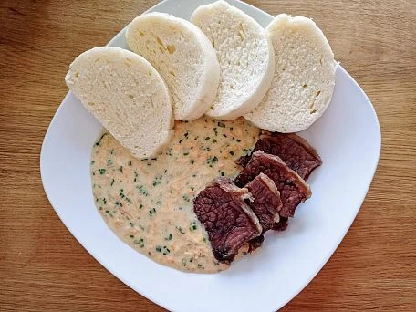 Garlic sauce with meat and bread