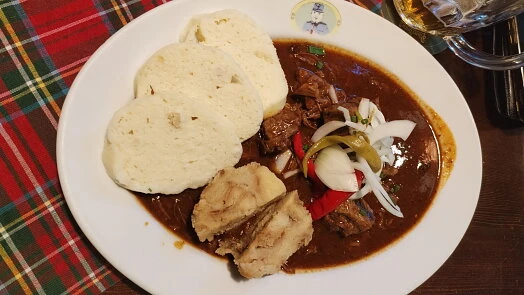 Připravená svíčková s knedlíky a nakládanou zeleninou